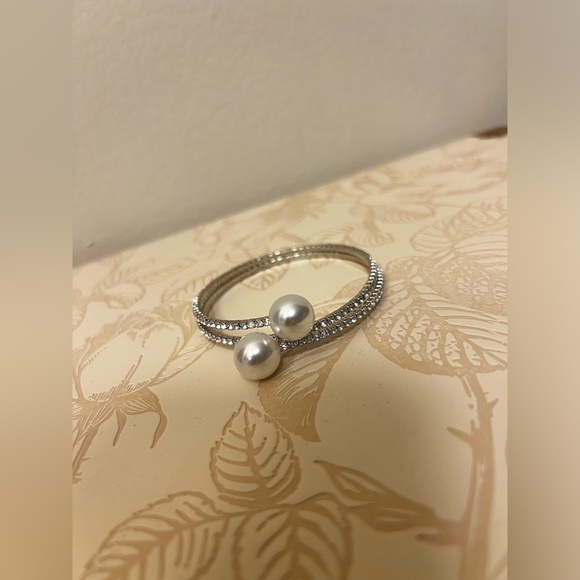 NWT Faux Diamond and Pearl Wrap Bracelet - Picture 3 of 3